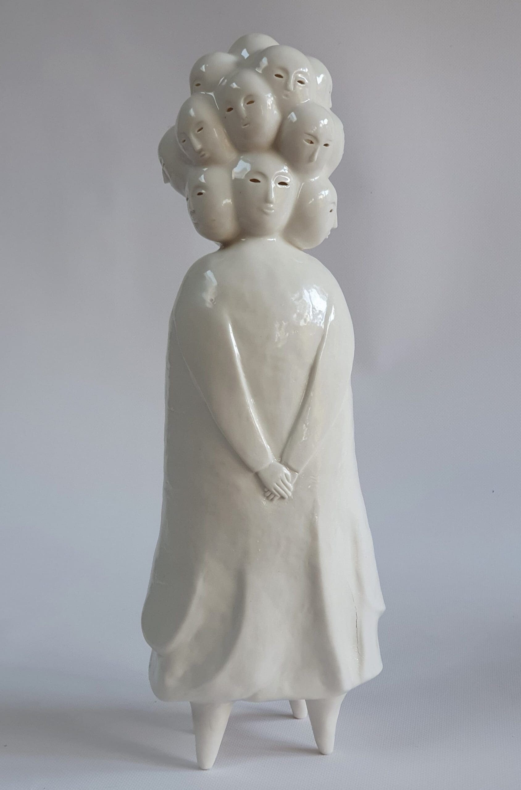 sophie woodrow figuras ceramica ejercito inquietante raro seres diminutos 6
