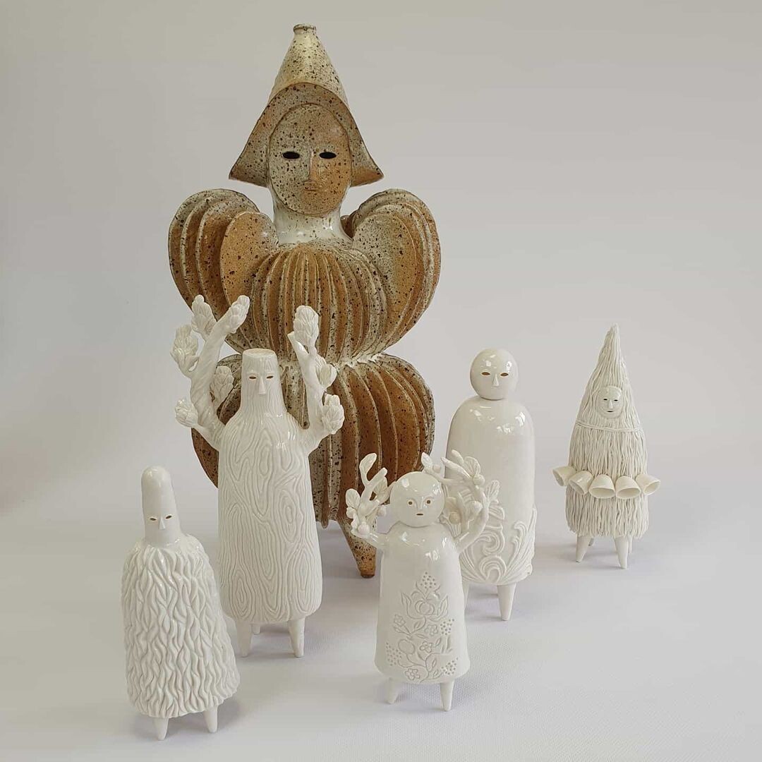 sophie woodrow figuras ceramica ejercito inquietante raro seres diminutos 8