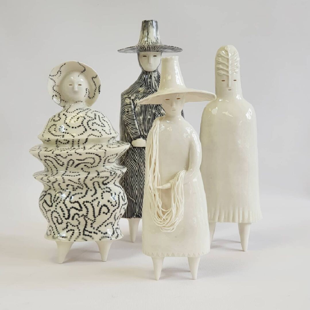 sophie woodrow figuras ceramica ejercito inquietante raro seres diminutos 9