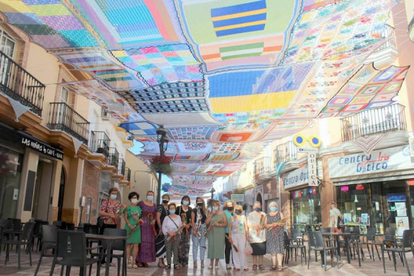 Artesanas tejen un colorido toldo para dar sombra a los vecinos de Alhaurín de la Torre