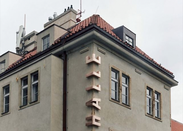 El nuevo Museo de Arte de Praga presume de un enorme logo de bronce que abraza su esquina