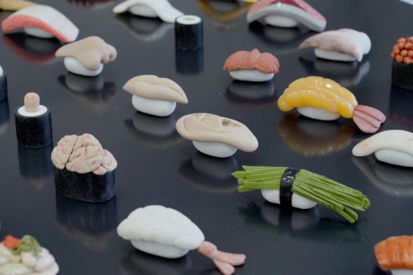 Mari Hamahira esculpe en piedra apetecibles y grotescas piezas de sushi o maki