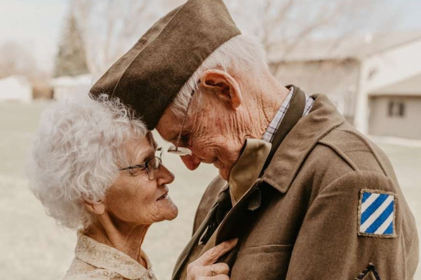 Las fotografías que hace una nieta a sus abuelos demuestran que hay amores para siempre