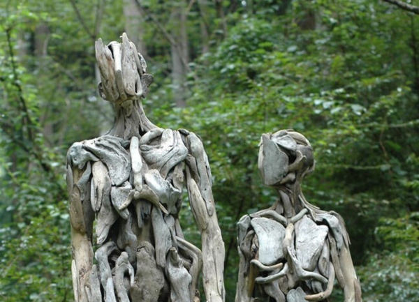Las inquietantes esculturas de madera de Nagato Iwasaki que vigilan los bosques