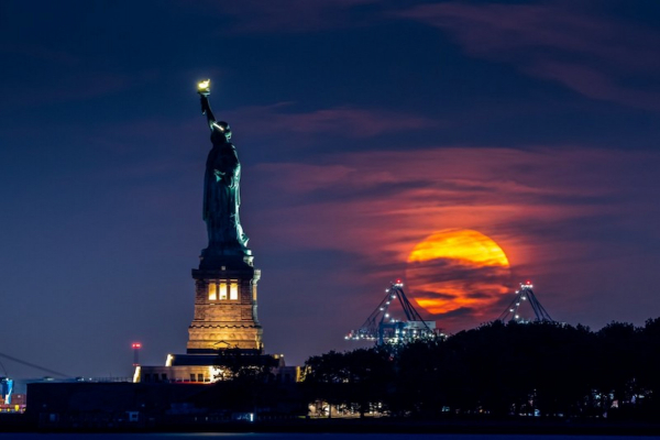 Fotógrafos de todo el mundo capturan la impresionante superluna de julio