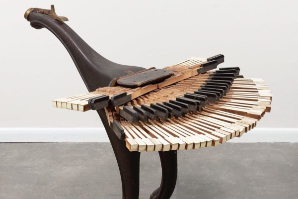 Willie Cole transforma instrumentos en animales abstractos y esculturas figurativas