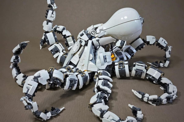 Mitsuru Nikaido ensambla criaturas mecánicas con piezas de Lego