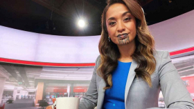 Un tatuaje facial maorí en ‘prime time’: así ha hecho historia la presentadora Oriini Kaipara