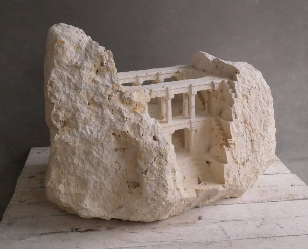 Arquitectura clásica tallada en miniatura sobre mármol por Matthew Simmonds