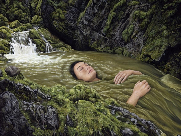 Los personajes de las pinturas surrealistas de Moki Mioke se mimetizan en la naturaleza