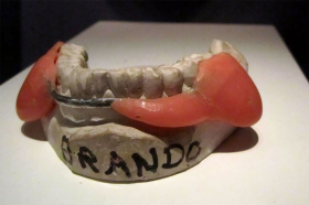 La prótesis que le dio a Marlon Brando su característica mandíbula en 'El padrino'