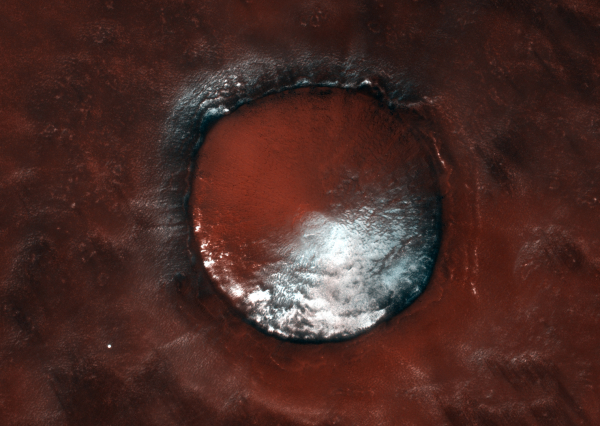 La Agencia Espacial Europea publica la curiosa fotografía de un cráter helado en Marte