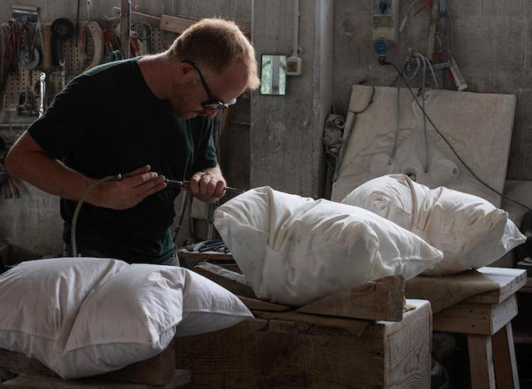 El escultor noruego Anton Fagerås esculpe "esponjosas" almohadas de mármol