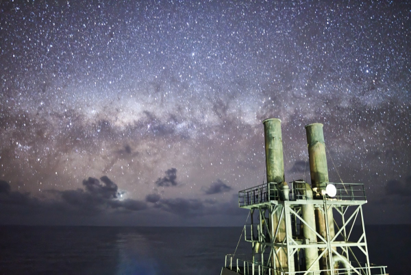 Sobrecogedoras imágenes de la Vía Láctea tomadas desde un barco mercante en medio del mar