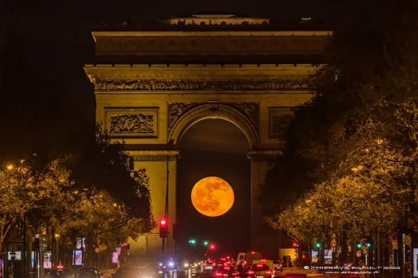Thierry Legault captura el preciso momento en el que la Luna se fusiona con el Arco del Triunfo