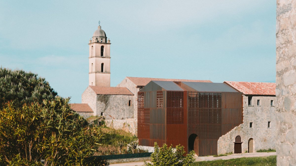 Renuevan un antiguo convento con una imponente cubierta de cobre en Córcega