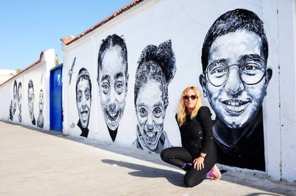 La ibicenca Caterina Tur dedica un mural a los niños de la ciudad marroquí de Esauira