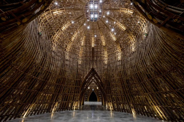 42.000 cañas de bambú entrelazadas levantan esta bonita construcción en Vietnam