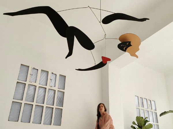 Fly High, la escultura cinética de la gran mujer enigmática por Federica Sala
