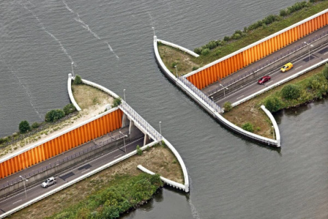 El puente construido a la inversa que une la isla artificial más grande del mundo con Holanda