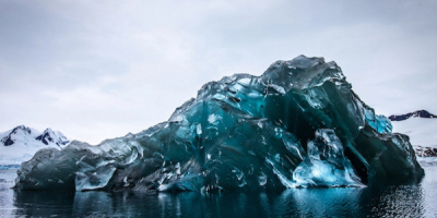 Fotografías de un singular iceberg que se ha dado la vuelta en la Antártida